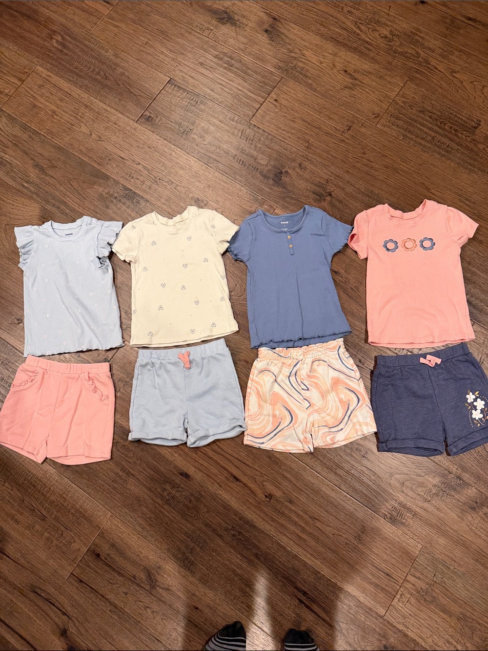 Pekkle Girls 4-Pack Short sleeve top and shorts Set in Coral, Light Blue & Cream